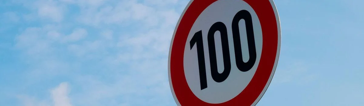 ¡Adiós a los 120 km/h! El Nuevo Límite de Velocidad a 100 km/h se Extiende por las Autopistas y Autovías Españolas