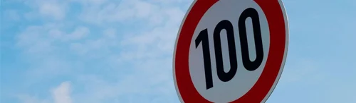 ¡Adiós a los 120 km/h! El Nuevo Límite de Velocidad a 100 km/h se Extiende por las Autopistas y Autovías Españolas